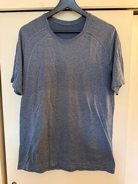 lululemon athletica Men's Textured Short-Sleeve Crew in Heather Blue